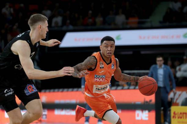 边后卫压上 边后卫压上